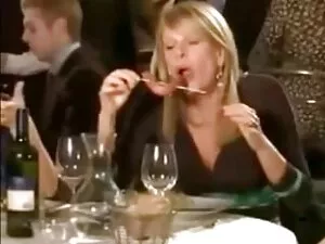 Morena juega sola ju ...